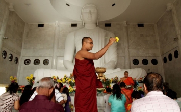 Người dân châu Á mừng lễ Phật Đản
